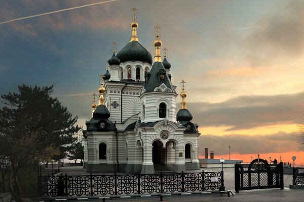 Orthodoxer Tempel bei schönem Sonnenuntergang