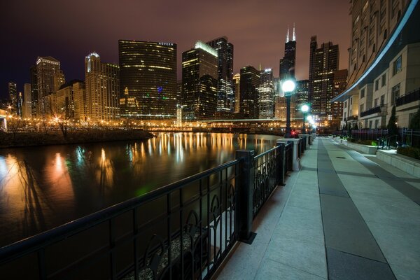 Photo de la ville de nuit le long de la rivière