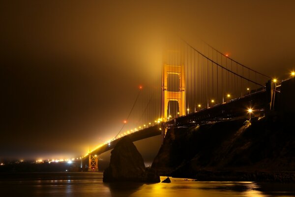 Светящийся мост в туманной ночи