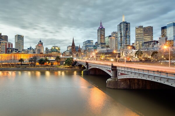 Gratte-ciel et le pont du soir de Melbourne. Australie