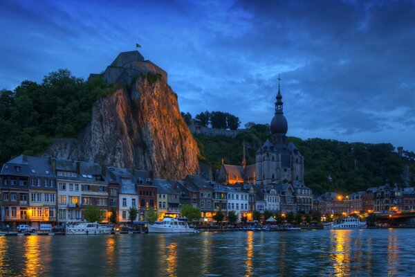 Wallonie vue de nuit sur la rivière