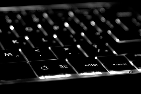 Фото черной клавиатуры с размытым фоном