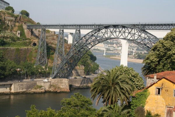 Haut pont sur la rivière au Portugal