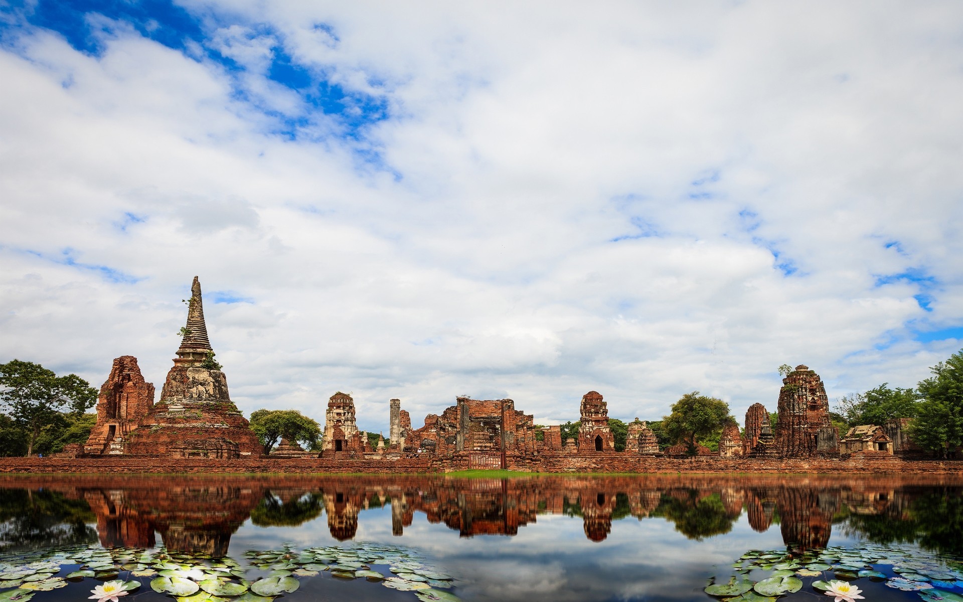 heet temple architecture antiquity pond round thailand