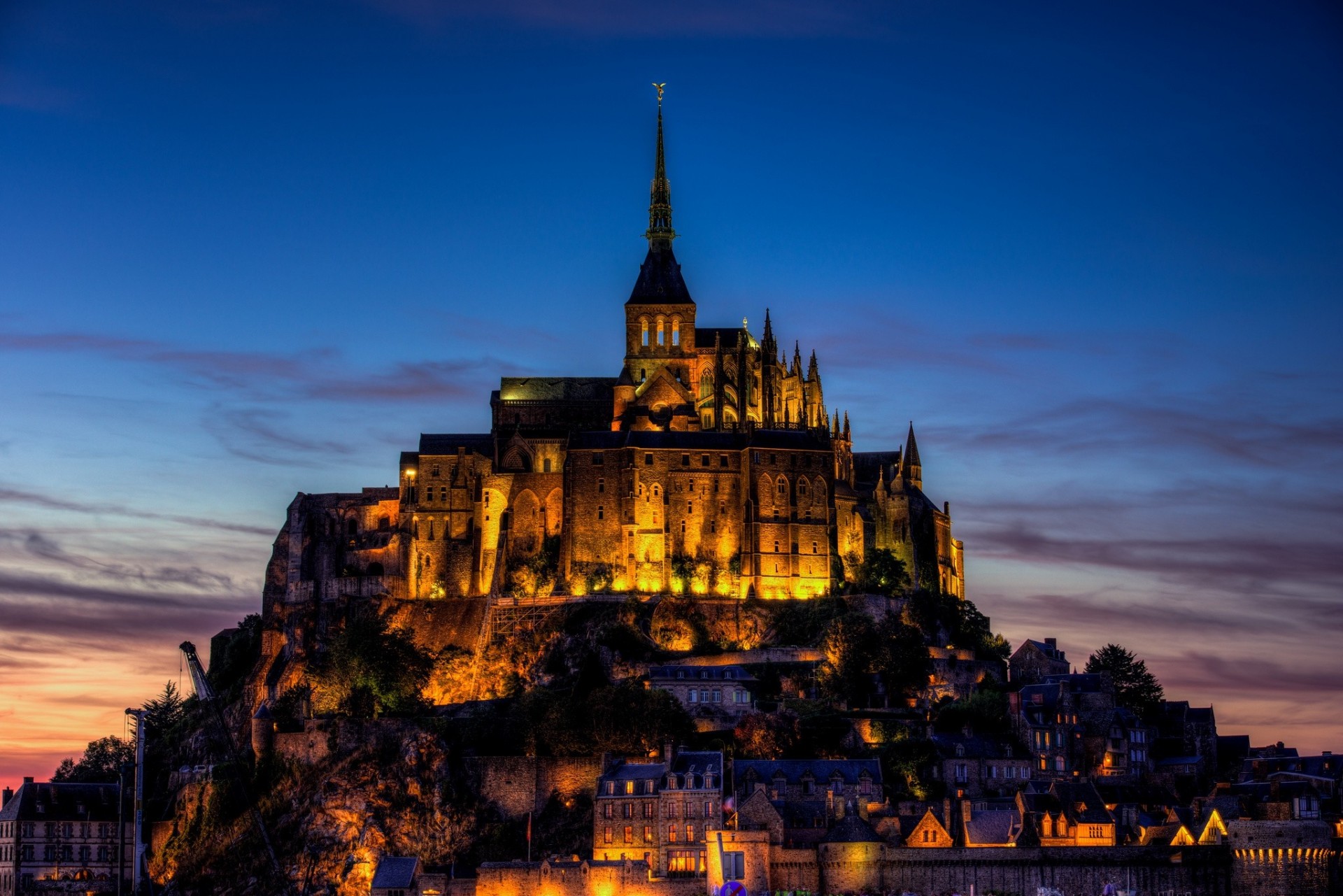 mont saint-michel coucher de soleil france île côte ville nuit qatar airways éclairage forteresse