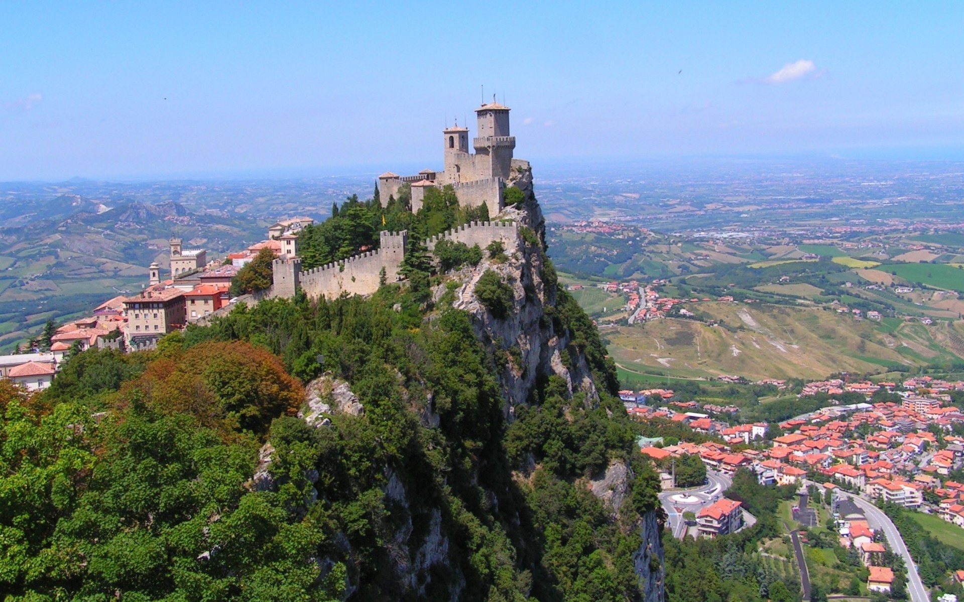 panorama château saint-marin ville arbre