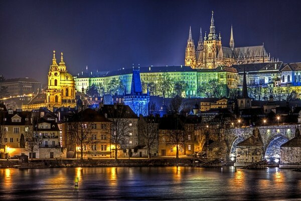 Die Schönheit der Karlsbrücke in Prag