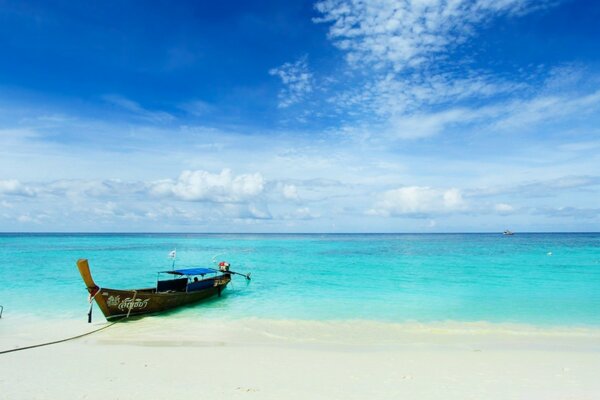 Идеальный пляж с небесно-голубой водой