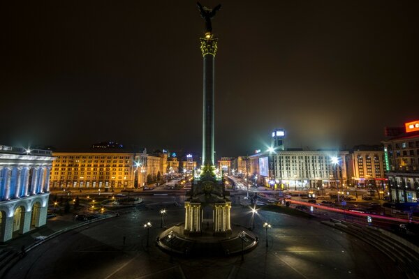 Centro de Maidan en la noche