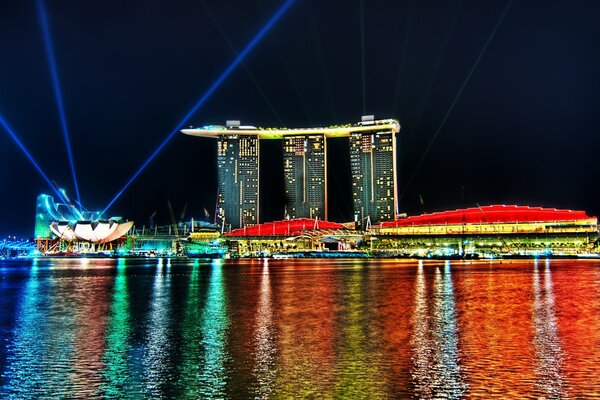 Reflejo del arco iris en el agua de las luces del casino en Singapur
