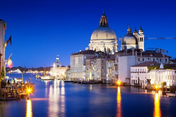 La belleza del gran canal en la fascinante Venecia