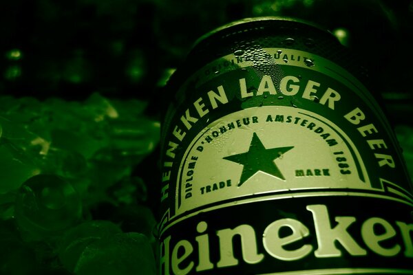 Cerveza sobre hielo verde