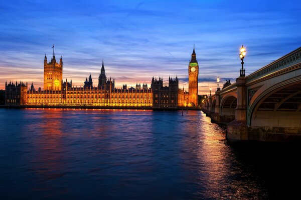 Blick auf London an der Brücke über den Fluss