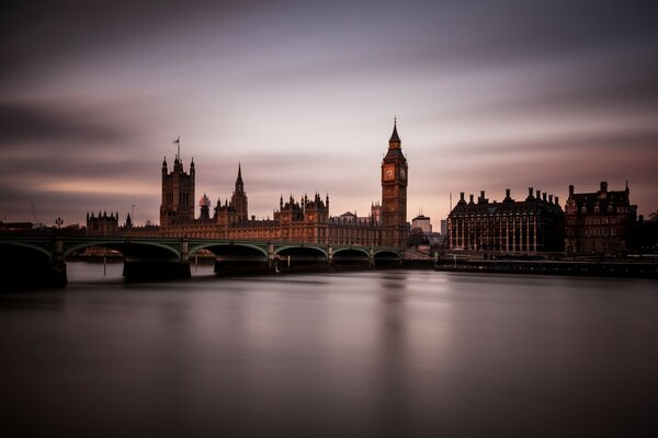 Widok na Tower Bridge o zmierzchu