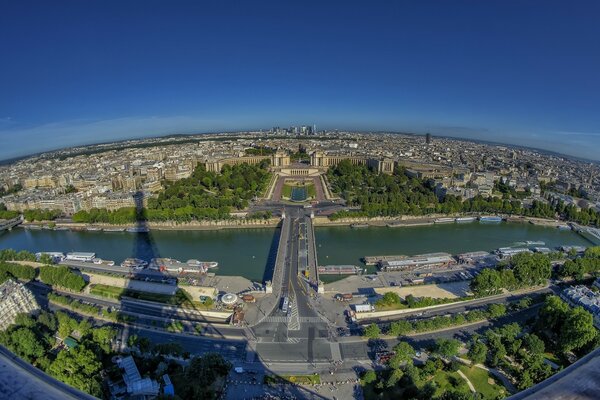 Panarama of the banks of the River Senna in Paris