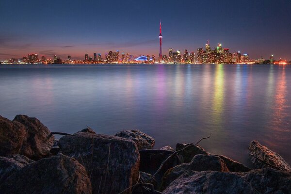 Reflejo de la ciudad de Toronto en el lago de Canadá