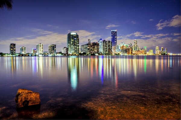 Widok na ocean noc Miami USA
