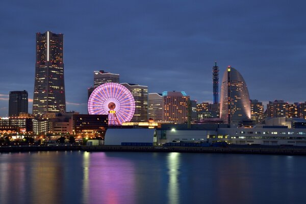 Ruota panoramica a Tokyo al tramonto