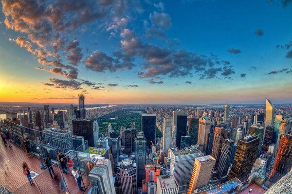 Die Wolkenkratzer von New York bei Sonnenuntergang des Tages