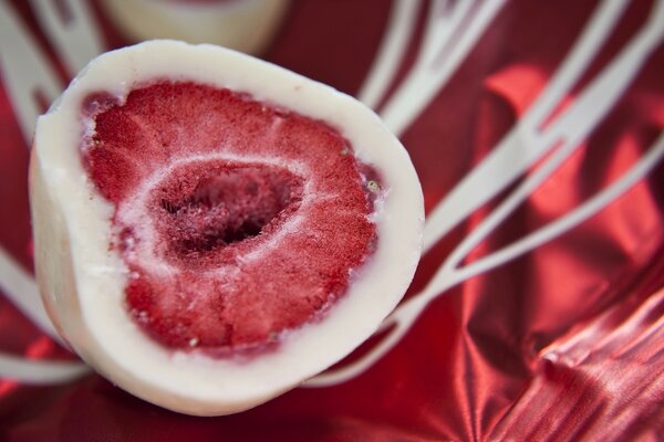 Foto Erdbeeren in Schokolade im Schnitt