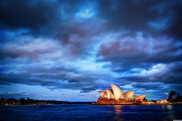 Edifici luminosi al tramonto a Sydney