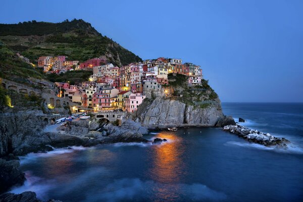 Italienische Stadt am Meer bei Sonnenuntergang