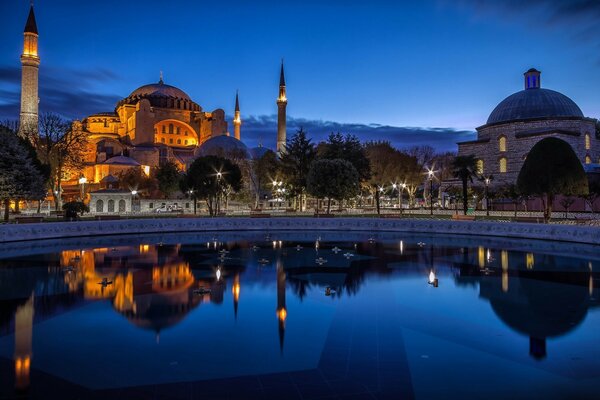 Blick vom See auf das nächtliche Istanbul