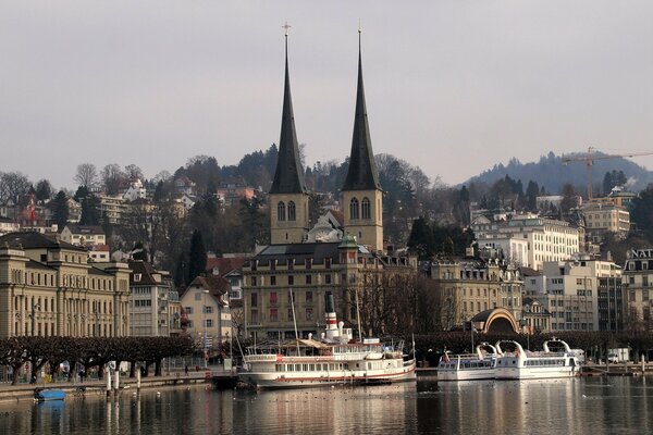 Der Fluss, die graue Stadt in der Schweiz