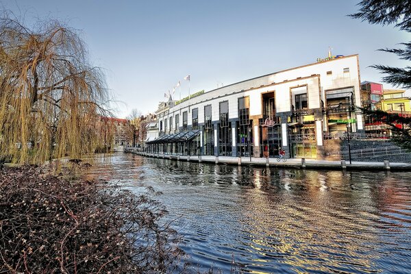 Edificio junto al lago en Amsterdam