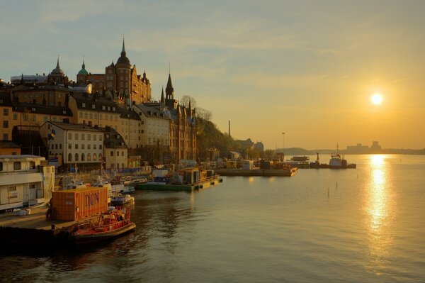 Reflexion der Sonne im Stockholmer Fluss