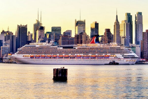 Paquebot sur fond de gratte-ciel de New York