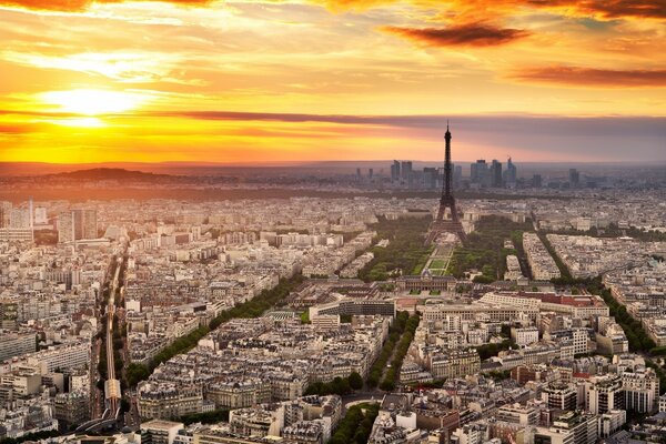 Tramonto sulla Torre Eiffel a Parigi