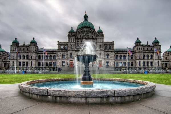 Fontaine devant le château au Canada