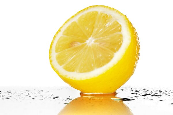 Macro lemon spray water