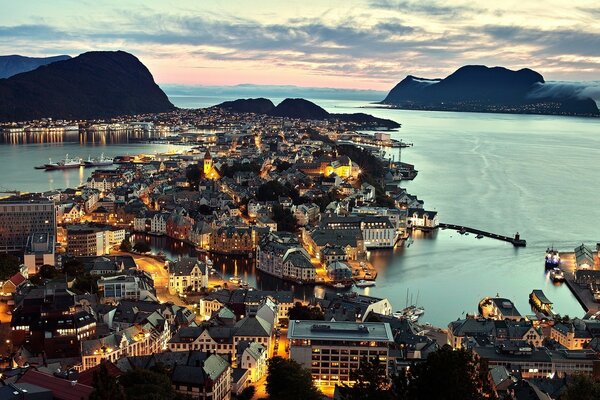 Blick auf den abendlichen Ålesund und die Fjorde