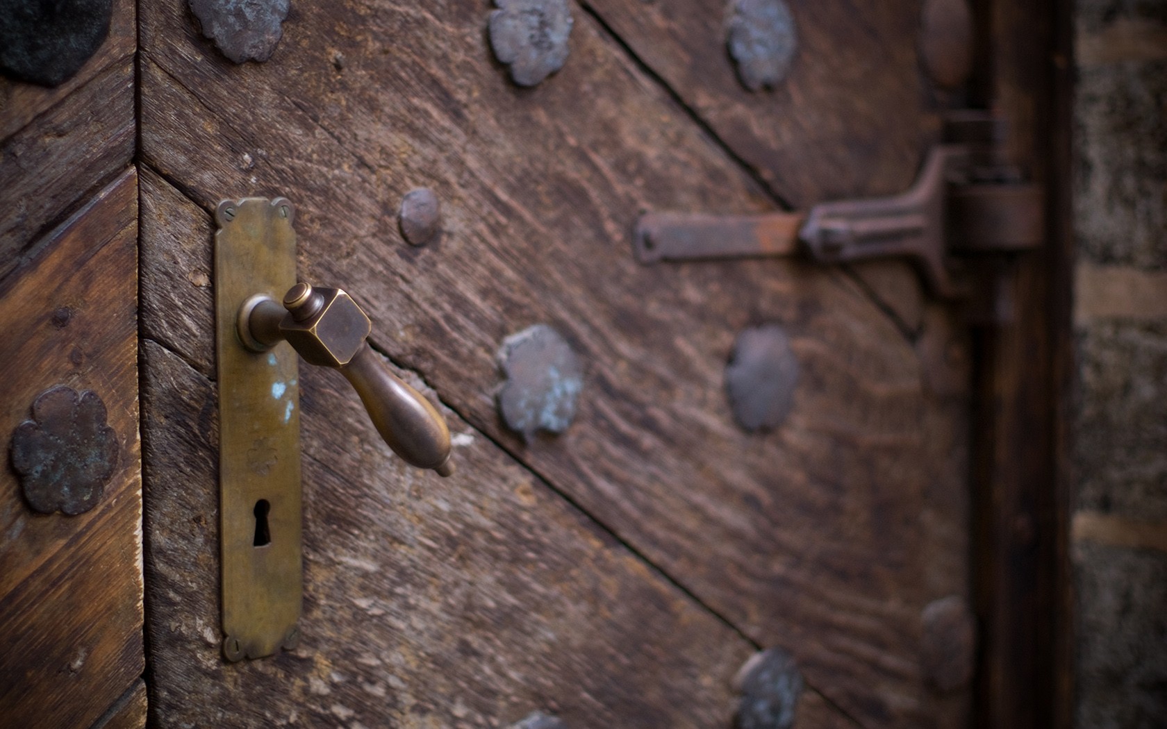 fond sombre porte vieux