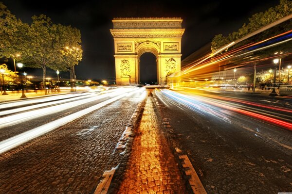 Arco di trionfo di notte dal lato costoso