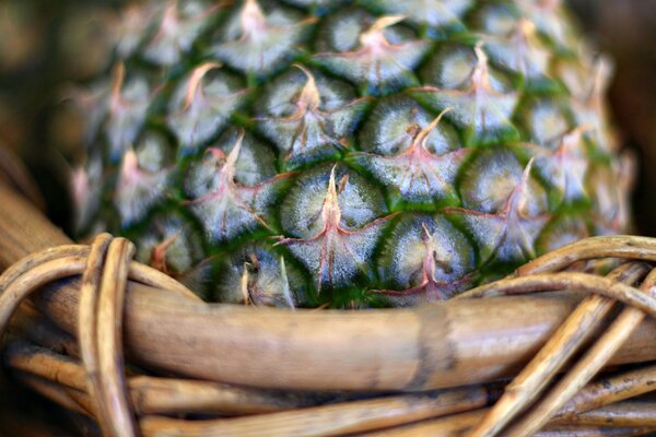 Ananas-Makro in einem Weidenkorb