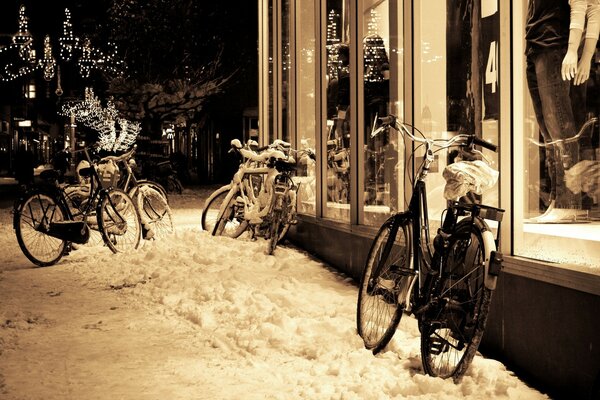 Vélos photographiés dans la rue de nuit