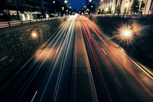 Nachtstraße im Straßenverkehr Foto mit Belichtungszeit