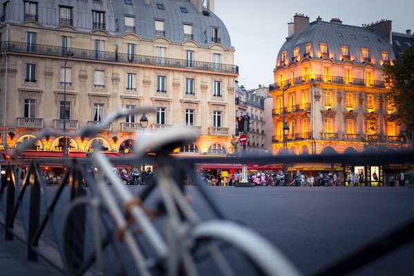 Quai de Paris ville du soir