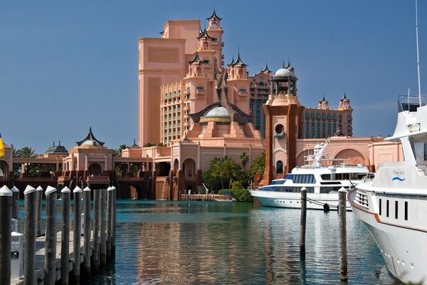 Ein Gebäude in Dubai am Flussufer