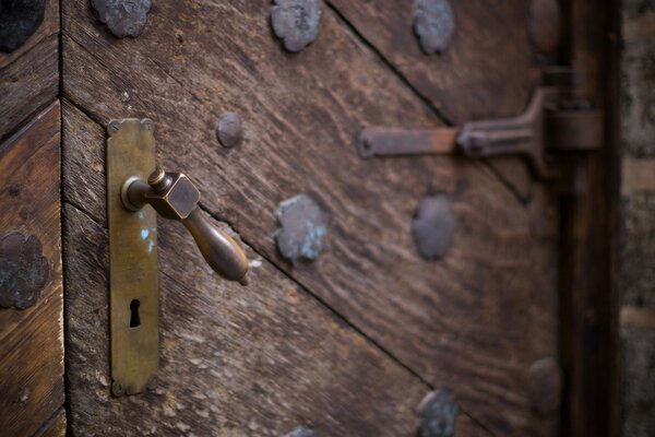 Porta d epoca su sfondo scuro