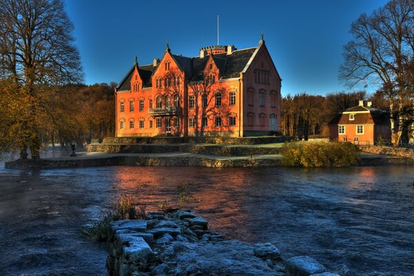 Ein Schloss am Flussufer in Schweden