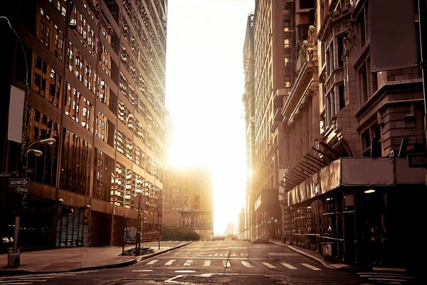 Rues de la ville déserte au coucher du soleil