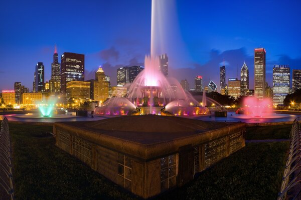 Nachtbrunnen vor dem Hintergrund der Wolkenkratzer in Chicago