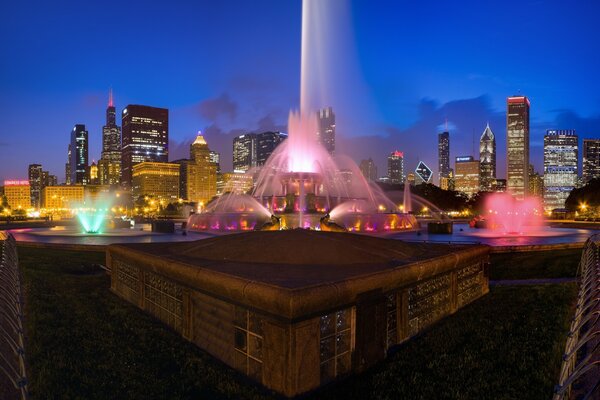 Fuente de la noche en el fondo de los rascacielos de Chicago