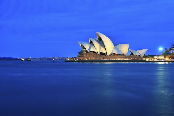 Sydney Cue Opera House on the shore at night