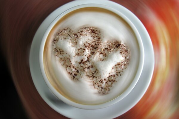 Café cappuccino avec mousse en forme de coeur