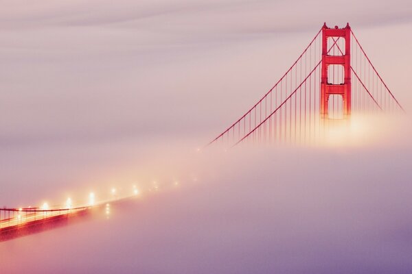 Pont de San Francisco dans le brouillard